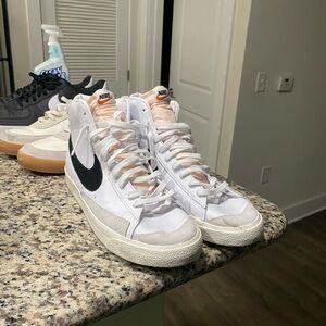 Nike White and Black High-Tops